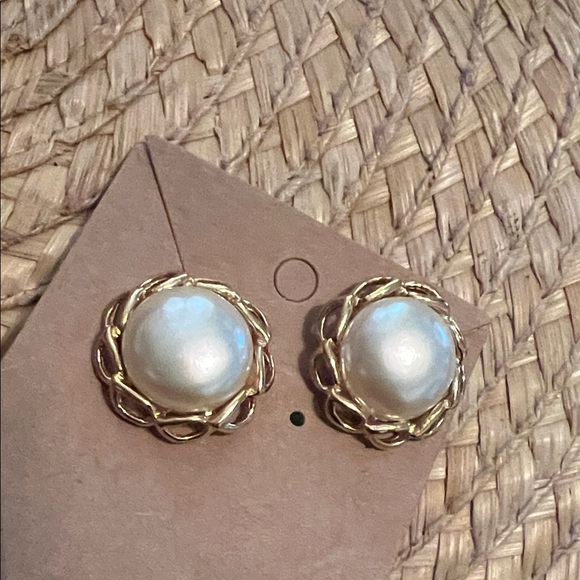 Elegant Gold and Cream Earrings - Picture 7 of 8